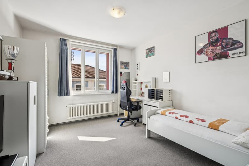 Das zweitgrösste Zimmer eignet sich ideal als Schlafzimmer und kann mittels Lamellenstoren verdunkelt werden. / La seconda camera più grande si presta idealmente come camera da letto e può essere o