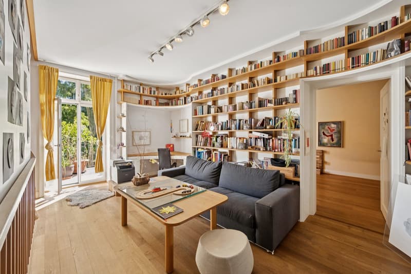 1. OG - Lounge - Zimmer mit Zugang zum Balkon, Sicht in ein weiteres Zimmer