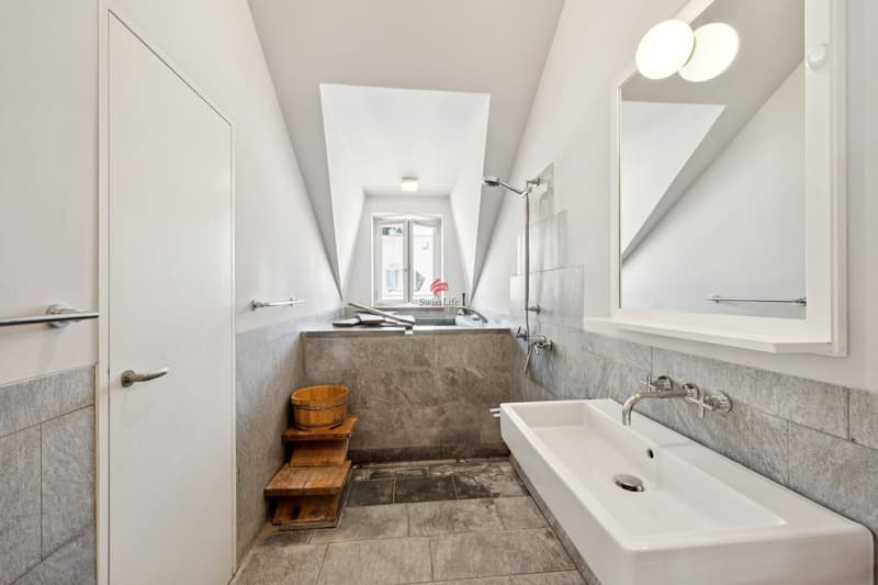 Badezimmer mit Ofuro, Lavabo, separat abgeschlossenem WC