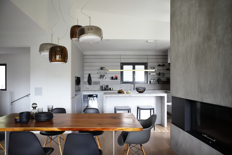 / Il cuore della casa, tra cucina e camino.