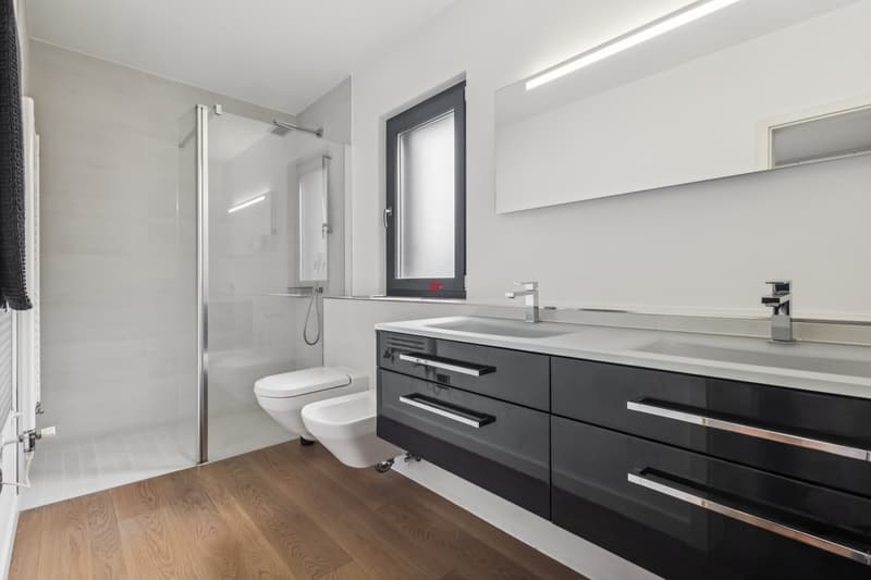 / Bagno en-suite con doccia walk-in e rubinetteria Gessi.
