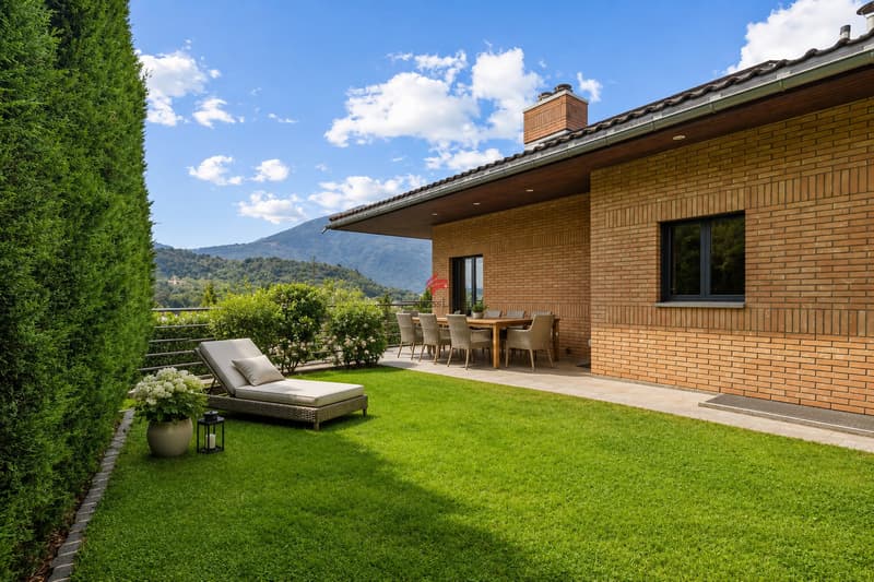 / Meraviglioso prato con terrazza direttamente dalla zona living.