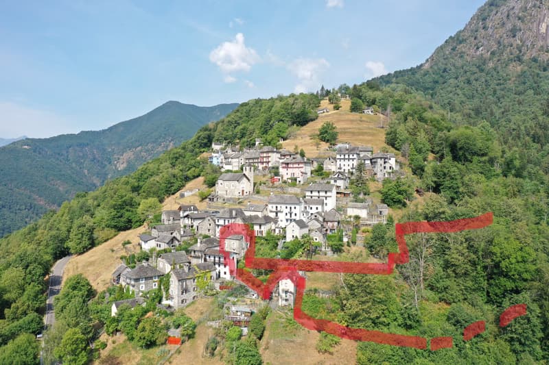 Costa - das Rustico und das grosszügige Land. / Costa - il rustico e l'ampio terreno