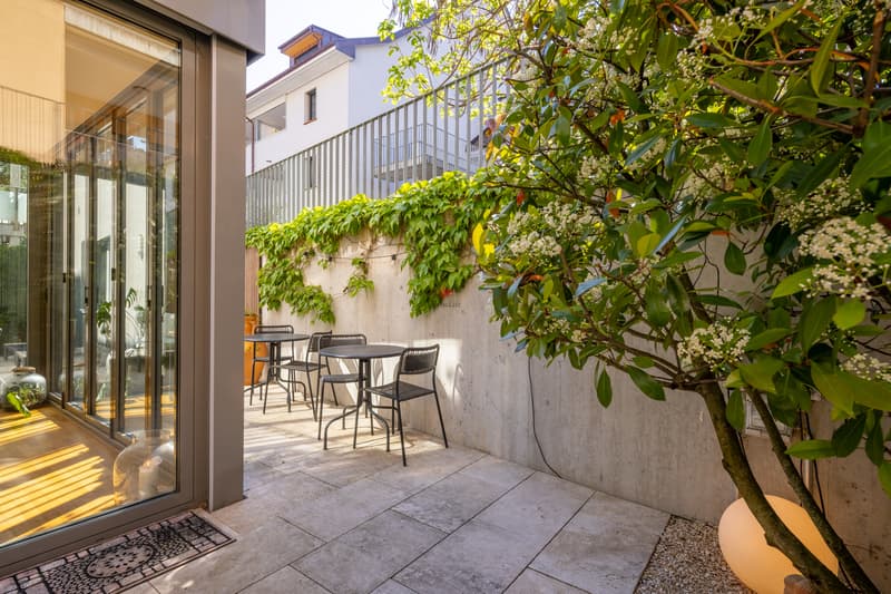 Der gemütliche Sitzplatz wurde von einem Gartenarchitekten stilvoll gestaltet und harmonisch in den Aussenbereich integriert