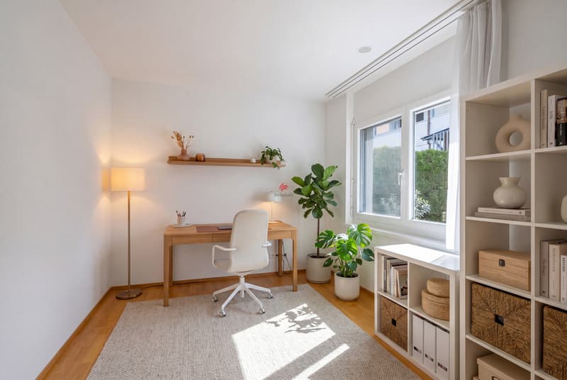 Helles Büro oder Kinderzimmer mit Blick in den ruhigen Innenhof