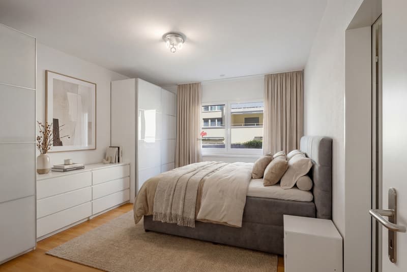 Ein gemütliches Schlafzimmer mit angrenzendem Badezimmer schafft eine ruhige und komfortable Wohlfühlatmosphäre