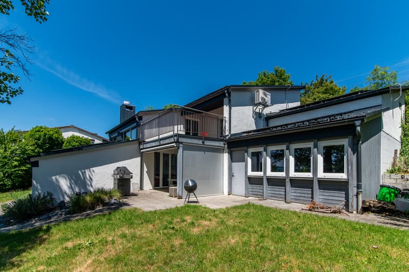 Ansicht mit Gartensitzplatz gedeckt und Terrasse