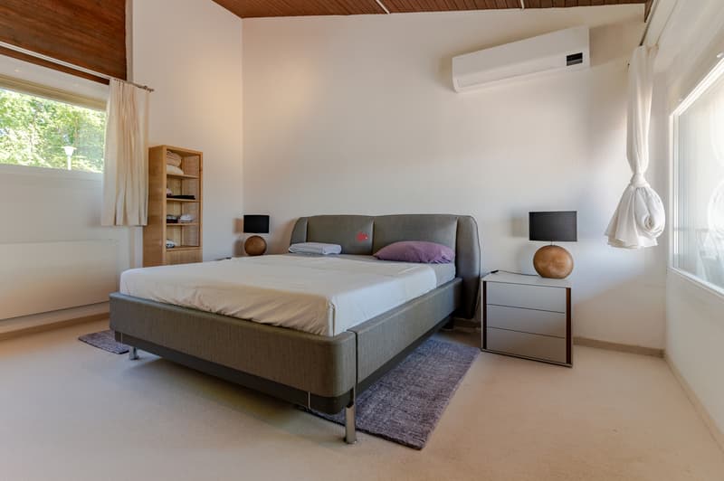 Schlafzimmer im OG mit Zugang zum Balkon