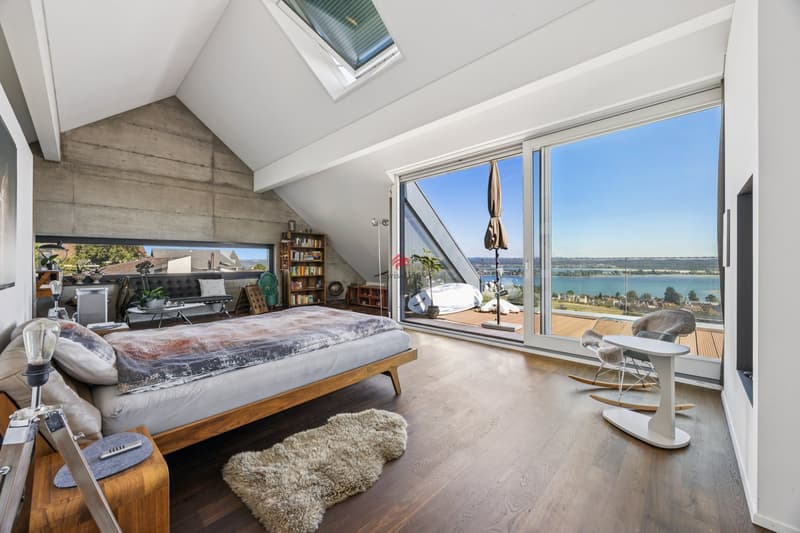 Masterbedroom mit grossem Ankleidebereich und Kamin