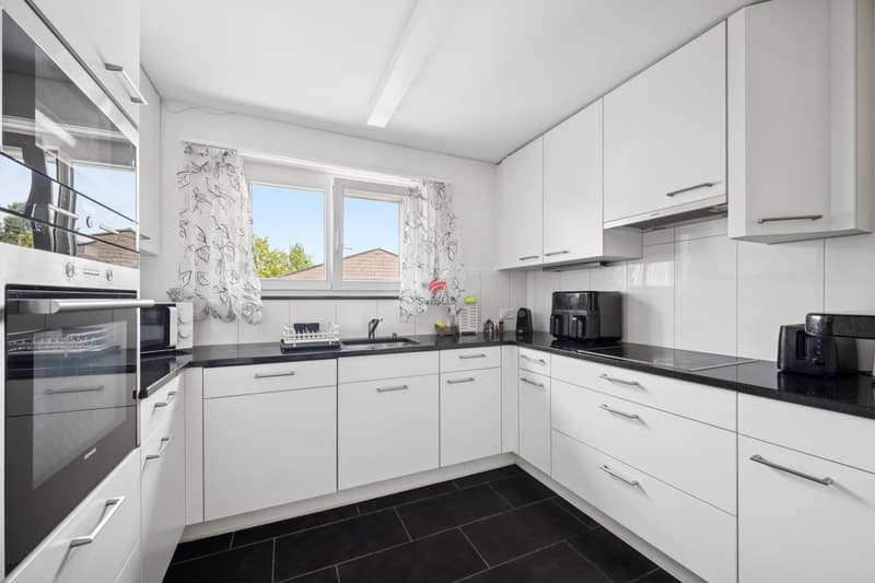Attraktives Zuhause mit Balkon und Parkmöglichkeiten (4)