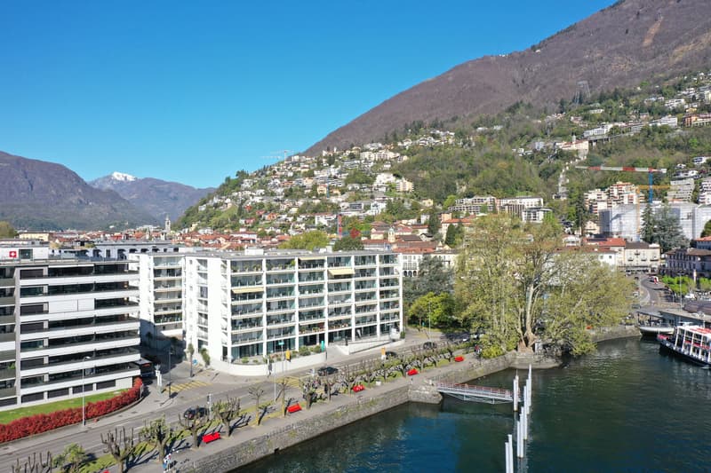 Das Gebäude liegt im Herzen der Stadt, nur wenige Gehminuten von Geschäften, Restaurants und den wichtigsten Dienstleistungen entfernt / Stabile situato nel cuore pulsante della città, a pochi pass