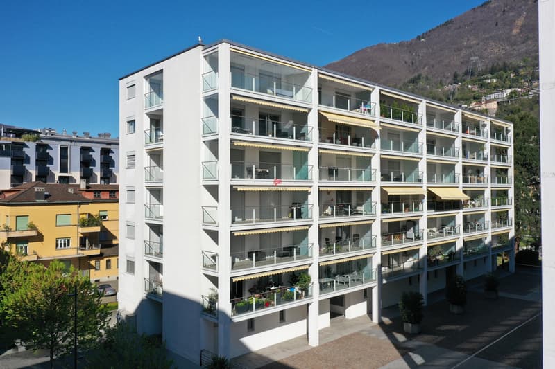 Prominent gelegenes Mehrfamilienhaus in der zweiten Reihe vom Seeufer / Condominio in posizione privilegiata situato in seconda linea del lungolago