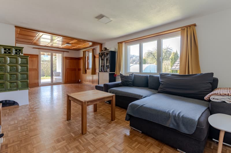 Wohnzimmer mit Zugang zum gedeckten Sitzplatz