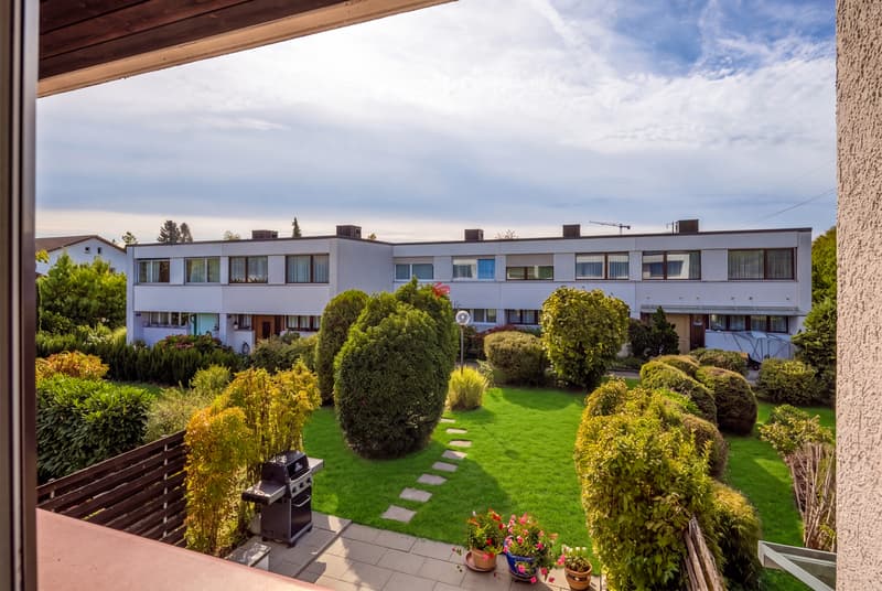 Der Blick vom Obergeschoss in den Garten.