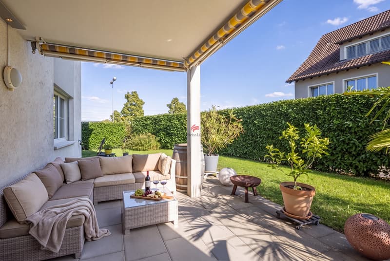 Der sonnige Sitzplatz und der weitläufige Garten schaffen eine echte Wohlfühloase.