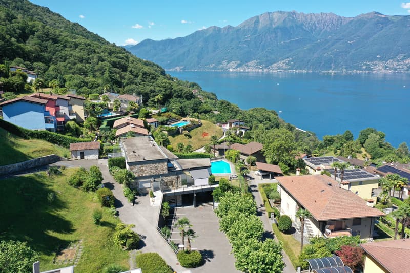 Das Condominio mit Aussenpool, Wiese und eigenem Waldstück / Il condominio con piscina all'aperto, prato e un appezzamento di bosco di proprietà