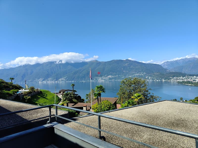 Ruhiger Panoramablick auf den Lago Maggiore, Ascona und die Berge / Tranquilla vista panoramica sul Lago Maggiore, su Ascona e sulle montagne