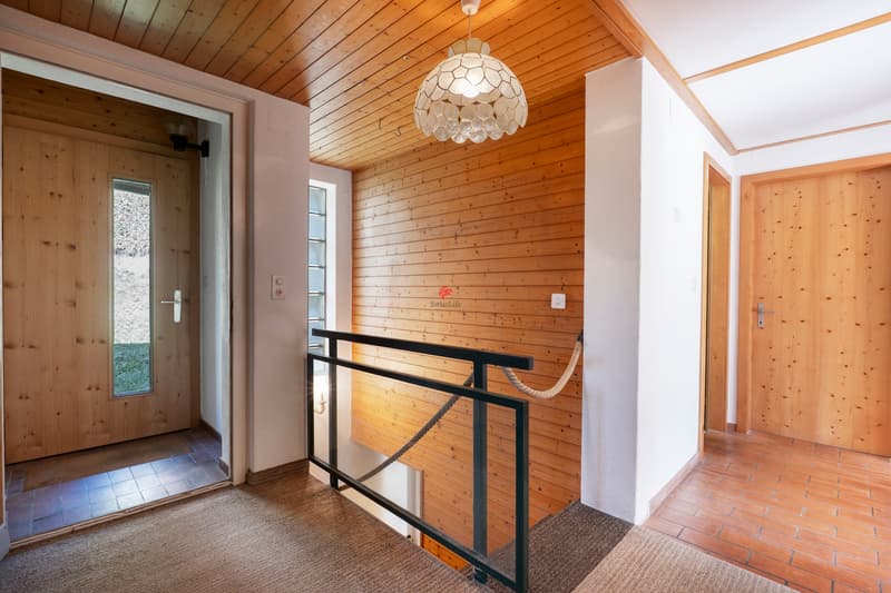Obere Etage: Windfang mit Treppe ins UG