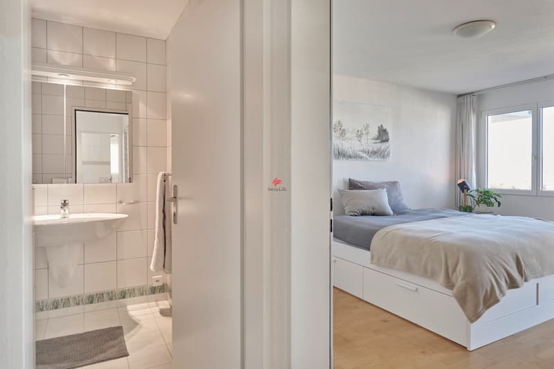 Schlafzimmer 1 im Erdgeschoss und Dusche / WC