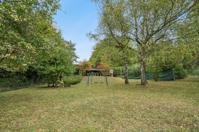 Chalet d'été situé en zone agricole au coeur de la nature (2)