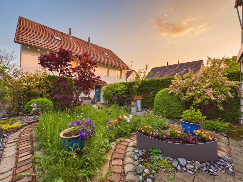 Where quality of living is at home - Family house with winter garden and solar system (2)