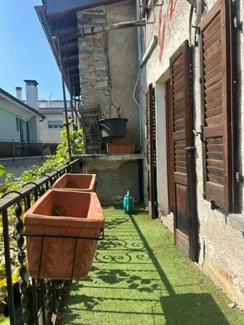 Charmante 3.5-Zimmerwohnung mit Cheminée, Balkon und modernem Wohnkomfort in Orselina / Affascinante appartamento di 3.5 locali con camino, balcone e comfort abitativo moderno a Orselina (6)