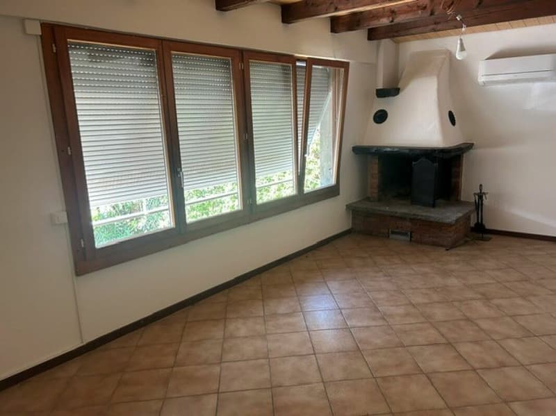 Charmante 3.5-Zimmerwohnung mit Cheminée, Balkon und modernem Wohnkomfort in Orselina / Affascinante appartamento di 3.5 locali con camino, balcone e comfort abitativo moderno a Orselina (4)
