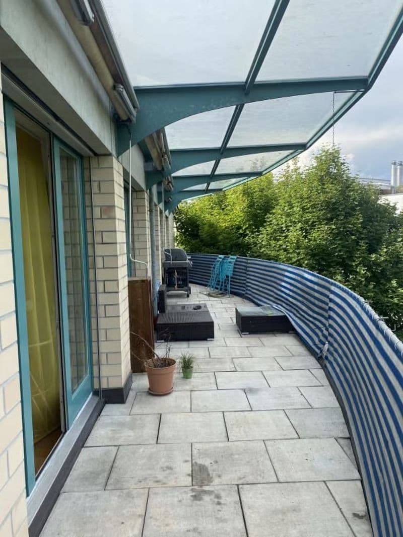 Lichtdurchflutete Wohnung mit grossem Balkon (6)