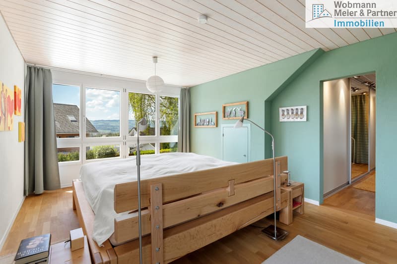 Schlafzimmer mit Durchgang zum Ankleidezimmer ...