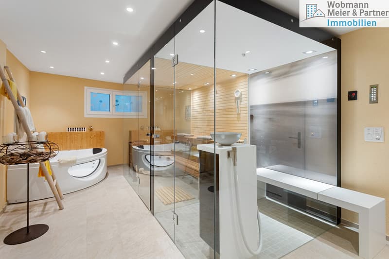 Wellness-Bereich mit Sauna, Dampfbad, Whirlpool ...