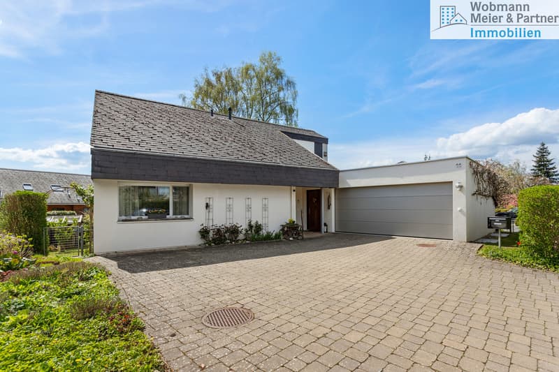 Vorplatz mit praktischer Doppelgarage