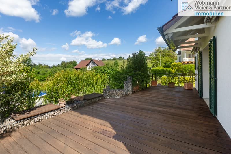 Seitlicher Garten-Sitzplatz mit hochwertigem Holzbelag...