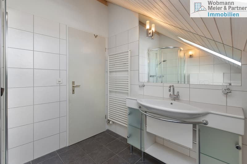 Badezimmer Dachgeschoss mit Lavabo, Dusche...