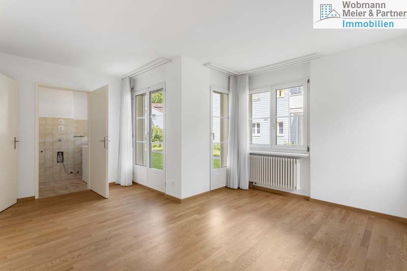 Grosses Schlafzimmer mit Zugang zum Reduit und zum nördlichen kleinen Sitzplatz