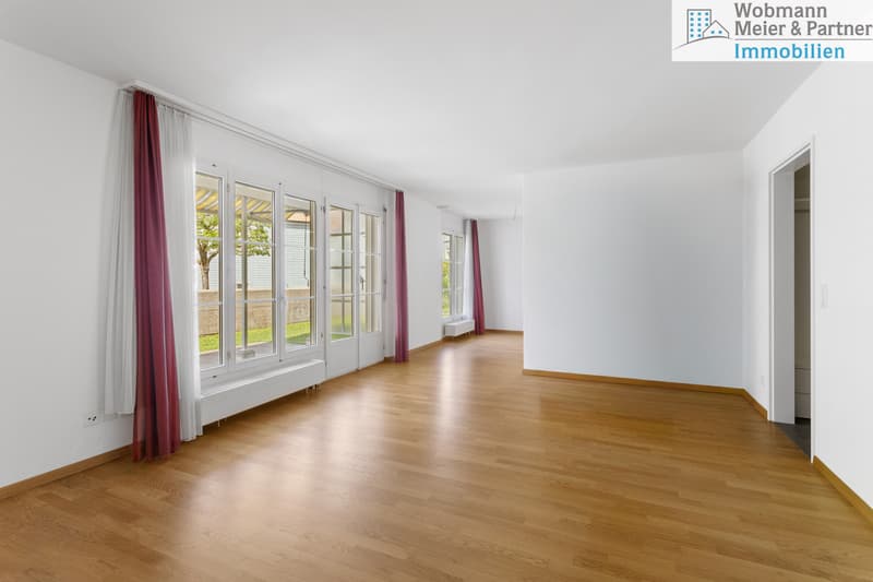 Heller Wohnbereich mit Zugang zum Sitzplatz