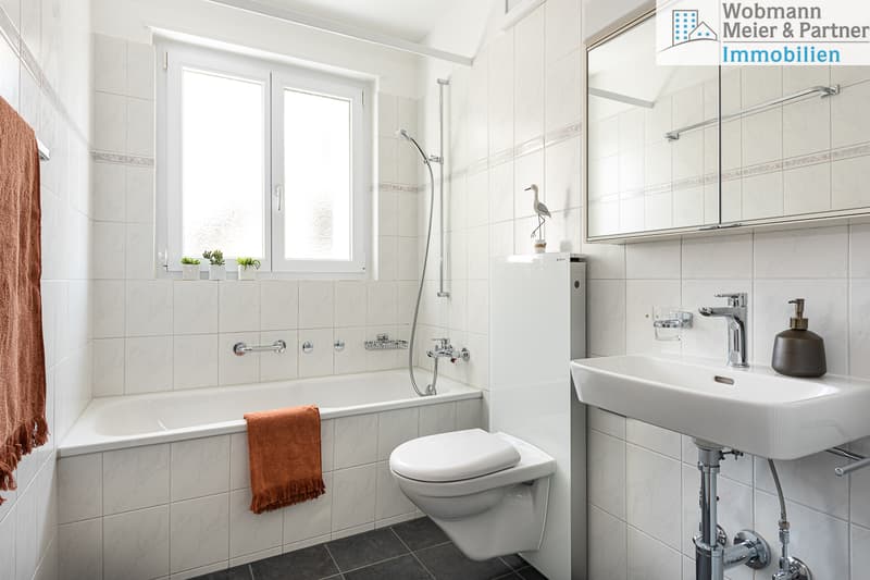 Bad mit Badewanne, Lavabo, WC