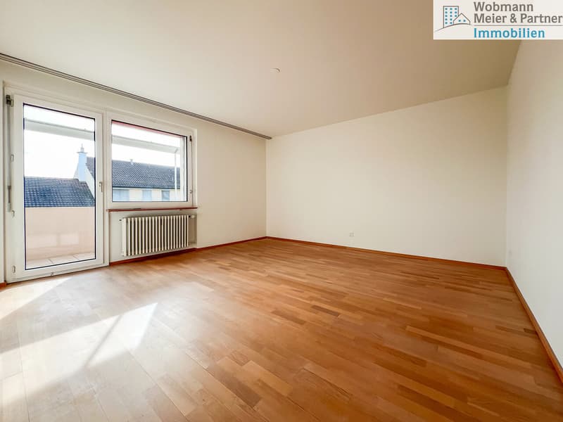 Helles Wohnzimmer mit Zugang zum Balkon