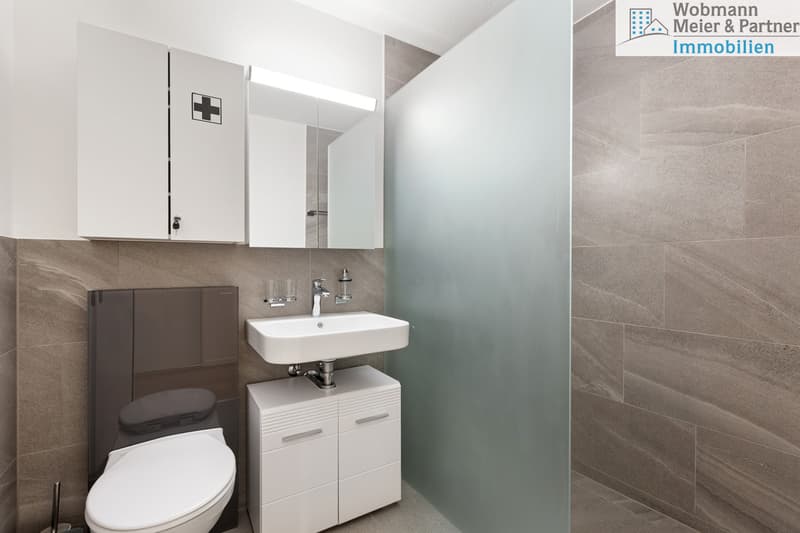 Kompaktes Bad (neu 2022) mit Walk-In-Dusche