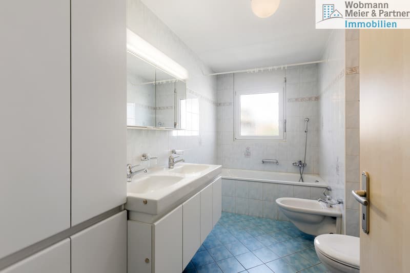 Helles Badezimmer mit WC und Bidet