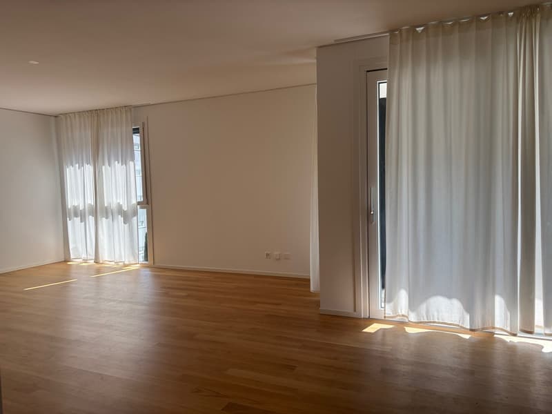 empty room, wooden floor, white walls, white curtains, windows, sunlight