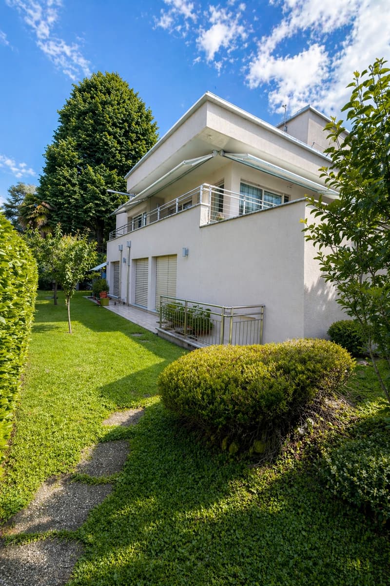 Esclusiva villa con piscina a pochi minuti dalla città (1)