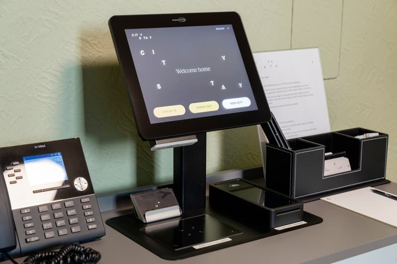 Check-in Kiosk & Rezeption