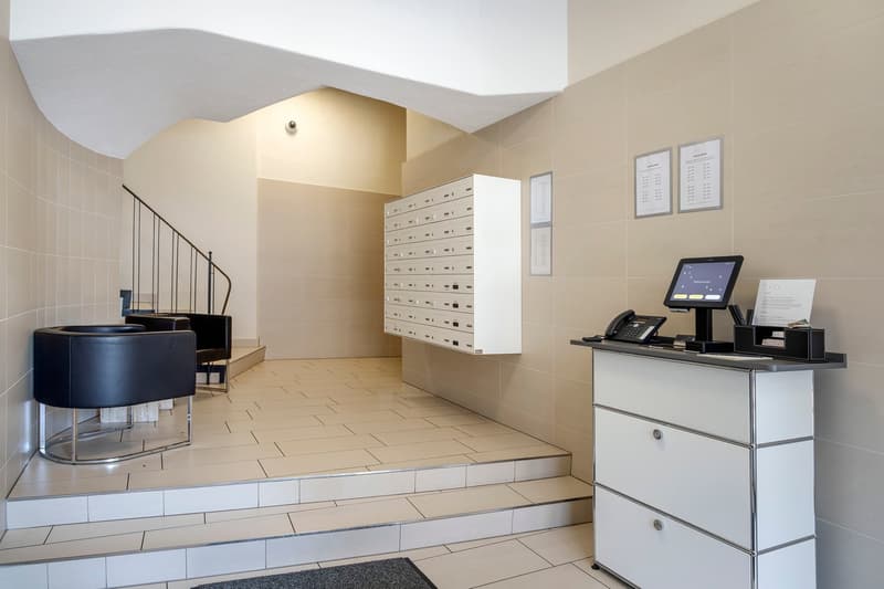 Check-in Kiosk, Briefkästen und Sitzbereich