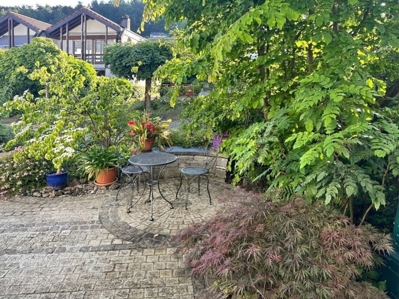 Schön gestalteter Vorplatz