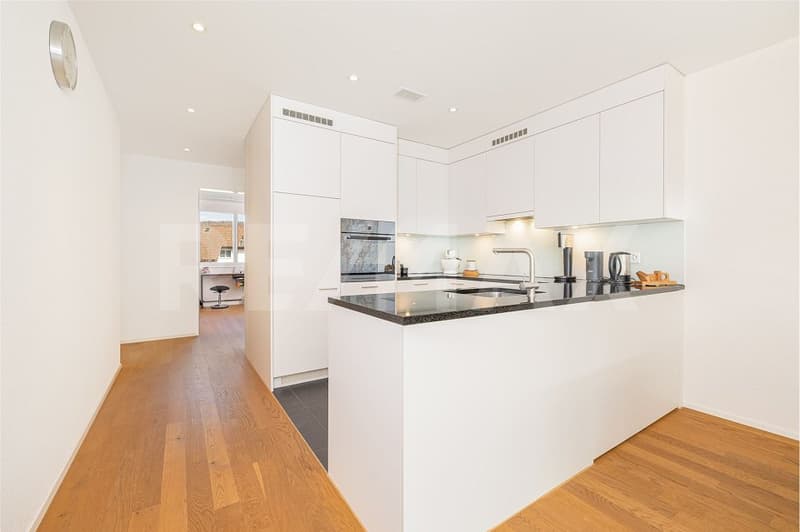 Bright 4.5-room apartment with sunny balcony and two underground parking spaces! (4)