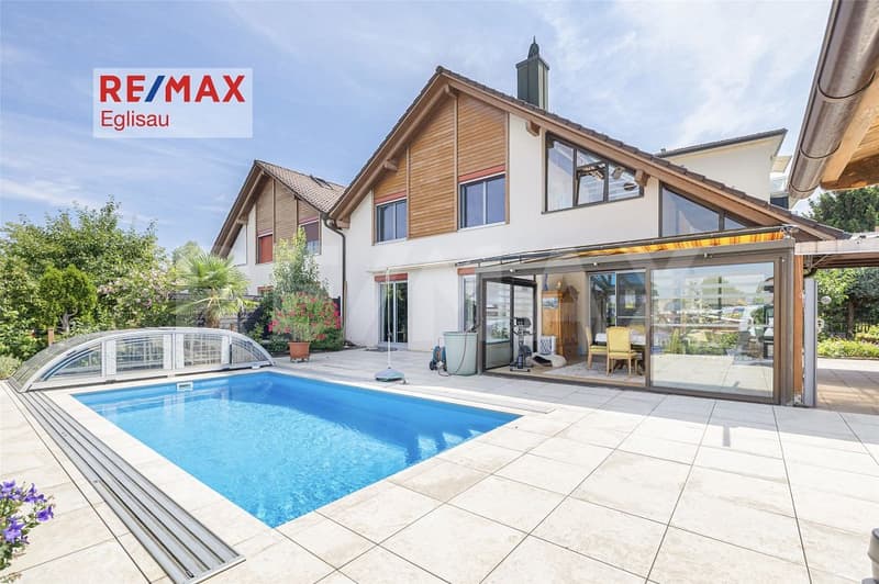 Einseitig angebautes Einfamilienhaus mit Wintergarten und überdeckbarem Pool (1)