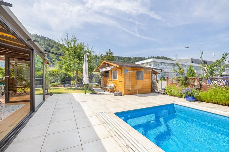 Einseitig angebautes Einfamilienhaus mit Wintergarten und überdeckbarem Pool (2)