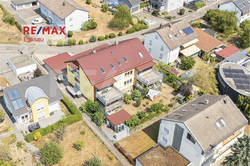Attraktive Haushälfte mit 3 Wohnungen, 3 Carports, Garten und vielseitigem Potenzial (1)