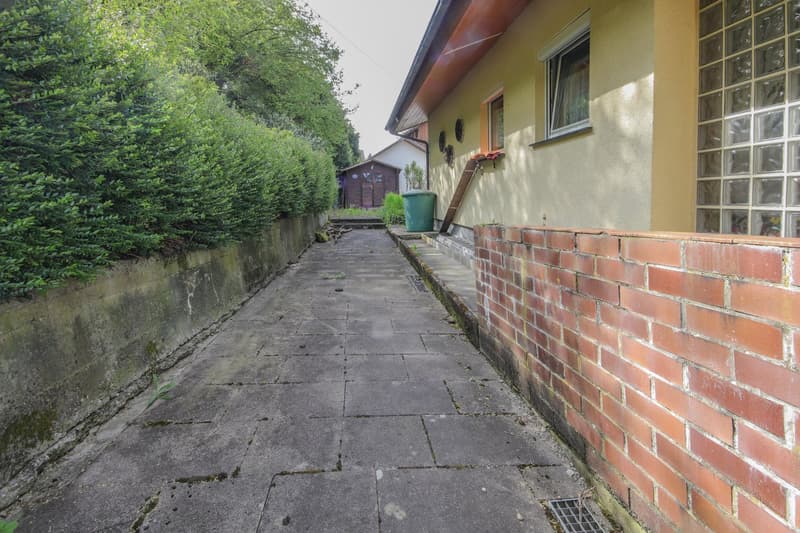 Ein- bis Zweifamilienhaus mit großem Grundstück in Degernau (2)