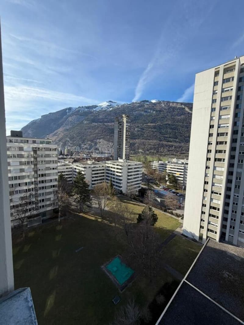 Bel appartement lumineux 4 pièces avec balcon & vue sur les montagnes dans un emplacement central à Chur (4)